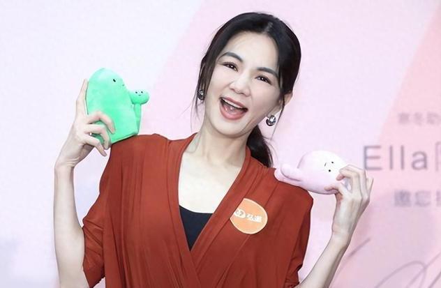 Ella回应Selina婚讯：不做小腰果的干妈