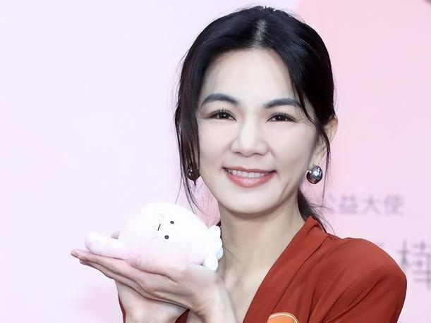 Ella回应Selina婚讯：不做小腰果的干妈