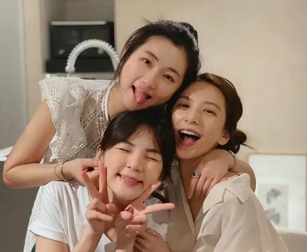 Ella回应Selina婚讯：不做小腰果的干妈