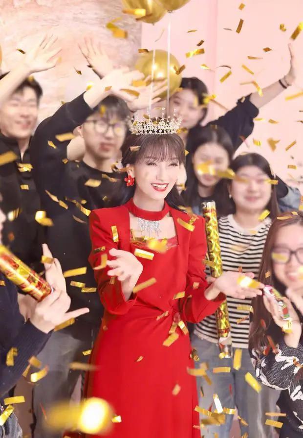 赵雅芝晒照庆祝70岁生日 一席红衣笑容灿烂迷人