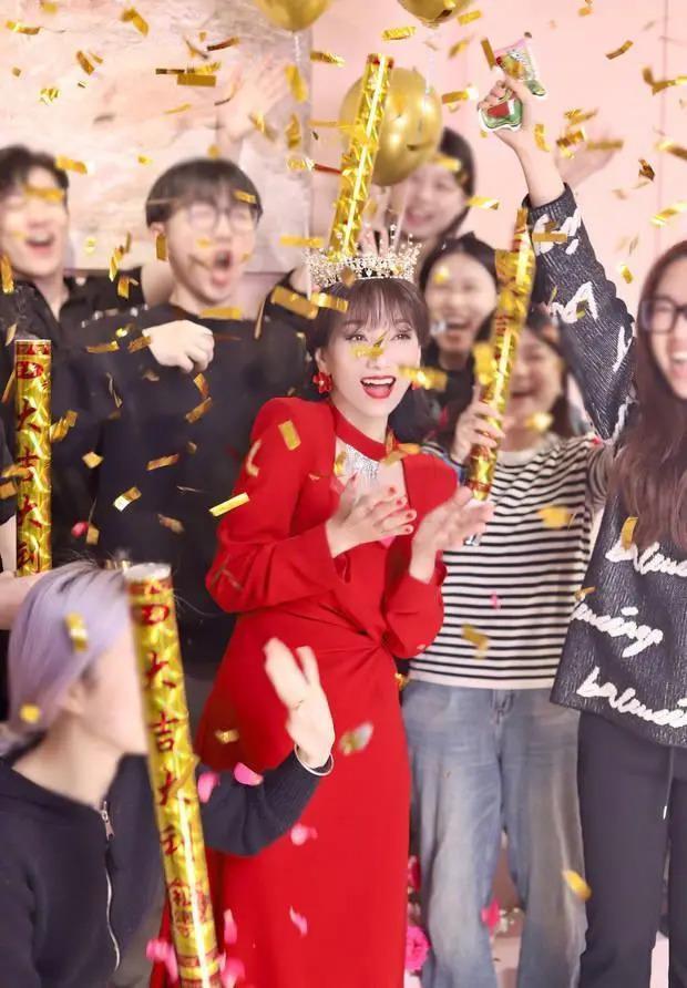 赵雅芝晒照庆祝70岁生日 一席红衣笑容灿烂迷人