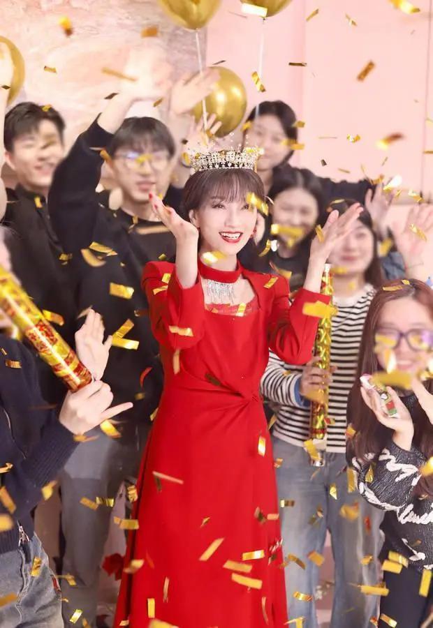 赵雅芝晒照庆祝70岁生日 一席红衣笑容灿烂迷人