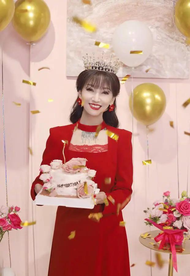 赵雅芝晒照庆祝70岁生日 一席红衣笑容灿烂迷人