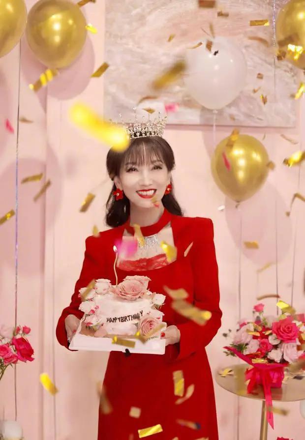 赵雅芝晒照庆祝70岁生日 一席红衣笑容灿烂迷人