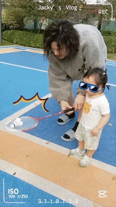 向佐郭碧婷带儿子打羽毛球 1岁宝宝拿球拍好可爱
