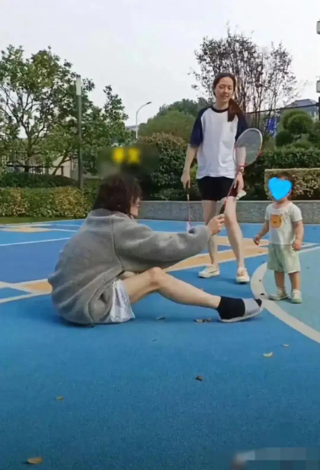 向佐郭碧婷带儿子打羽毛球 1岁宝宝拿球拍好可爱