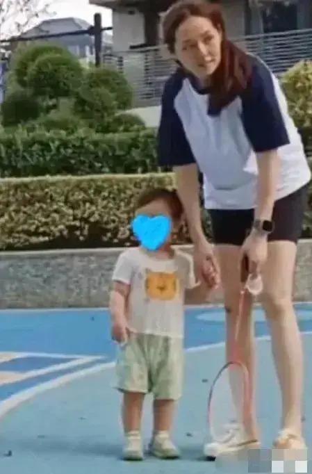 向佐郭碧婷带儿子打羽毛球 1岁宝宝拿球拍好可爱