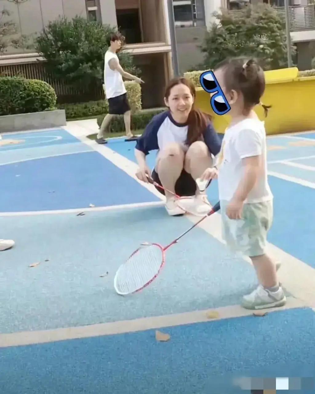 向佐郭碧婷带儿子打羽毛球 1岁宝宝拿球拍好可爱
