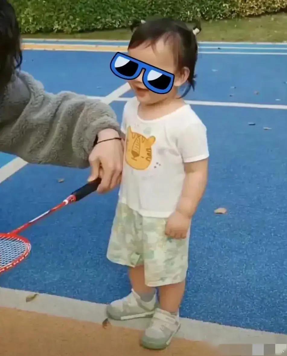 向佐郭碧婷带儿子打羽毛球 1岁宝宝拿球拍好可爱