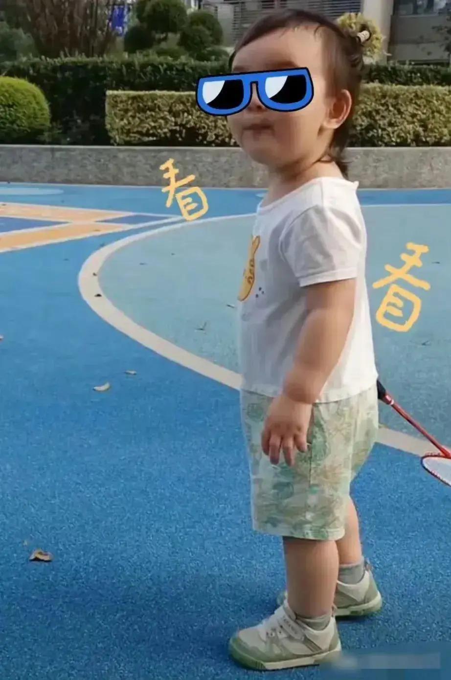 向佐郭碧婷带儿子打羽毛球 1岁宝宝拿球拍好可爱