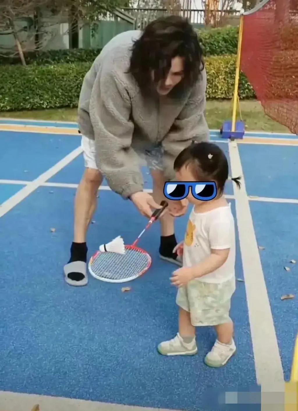 向佐郭碧婷带儿子打羽毛球 1岁宝宝拿球拍好可爱