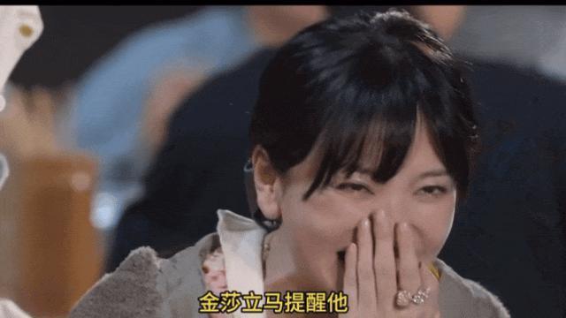 她跟小19岁的男朋友，为啥看起来这么别扭？