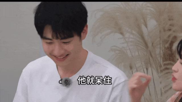 她跟小19岁的男朋友，为啥看起来这么别扭？
