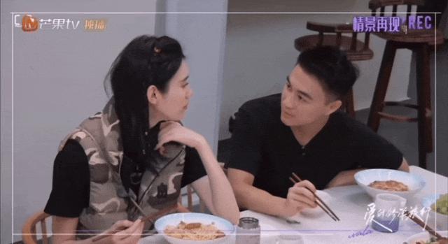 她跟小19岁的男朋友，为啥看起来这么别扭？