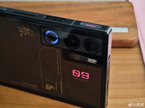 博主放出红魔9 Pro 真机 镜头无凸起 方正造型太帅了