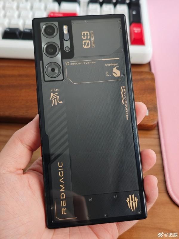 博主放出红魔9 Pro 真机 镜头无凸起 方正造型太帅了