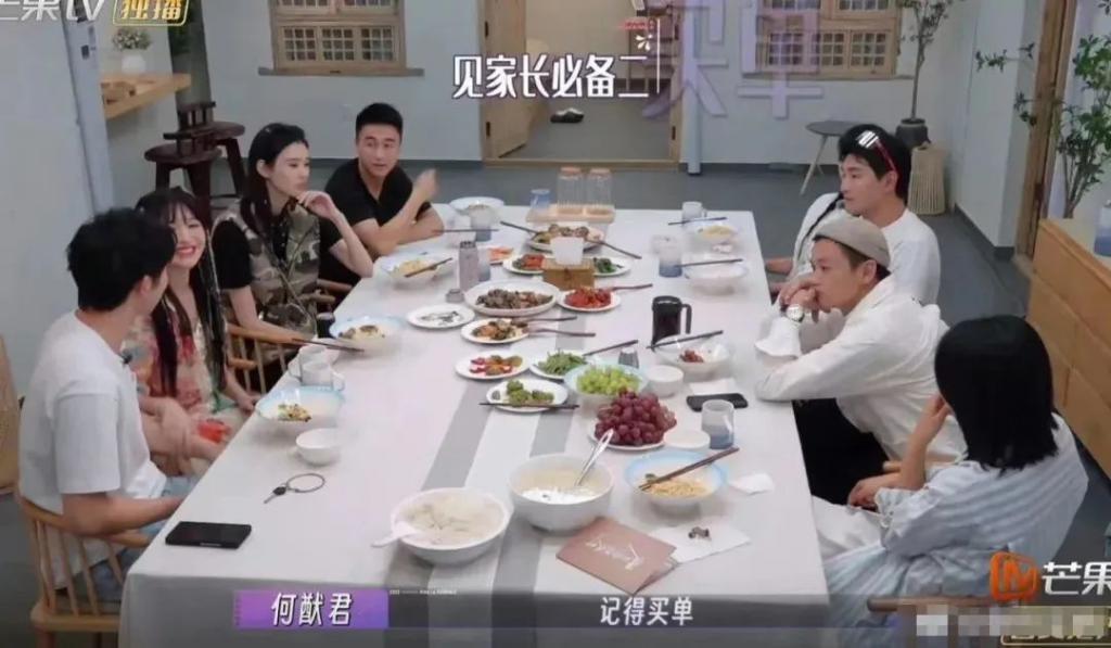 金莎回应“母子恋”：超爱，不必担心