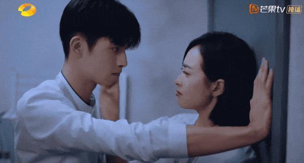金莎回应“母子恋”：超爱，不必担心