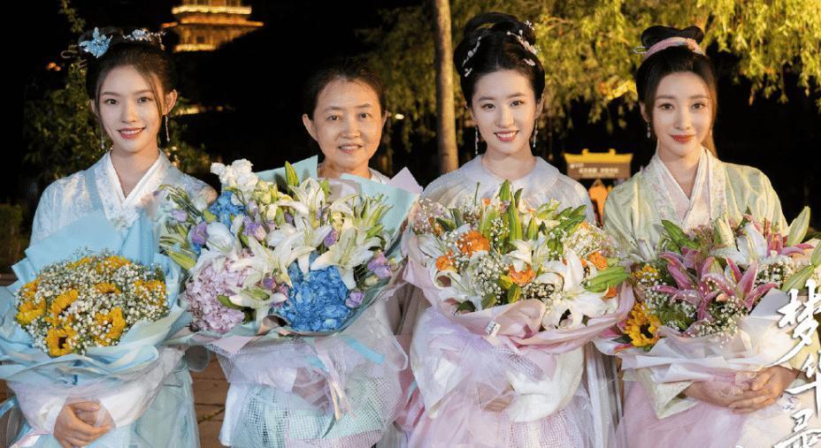 动个脸被百万网友围观，这女明星太会炒作了