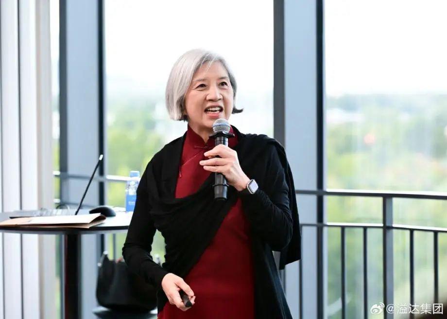 71岁香港女富豪：不当豪门阔太去种棉花，李嘉诚都夸她牛！
