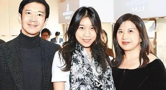 71岁香港女富豪：不当豪门阔太去种棉花，李嘉诚都夸她牛！