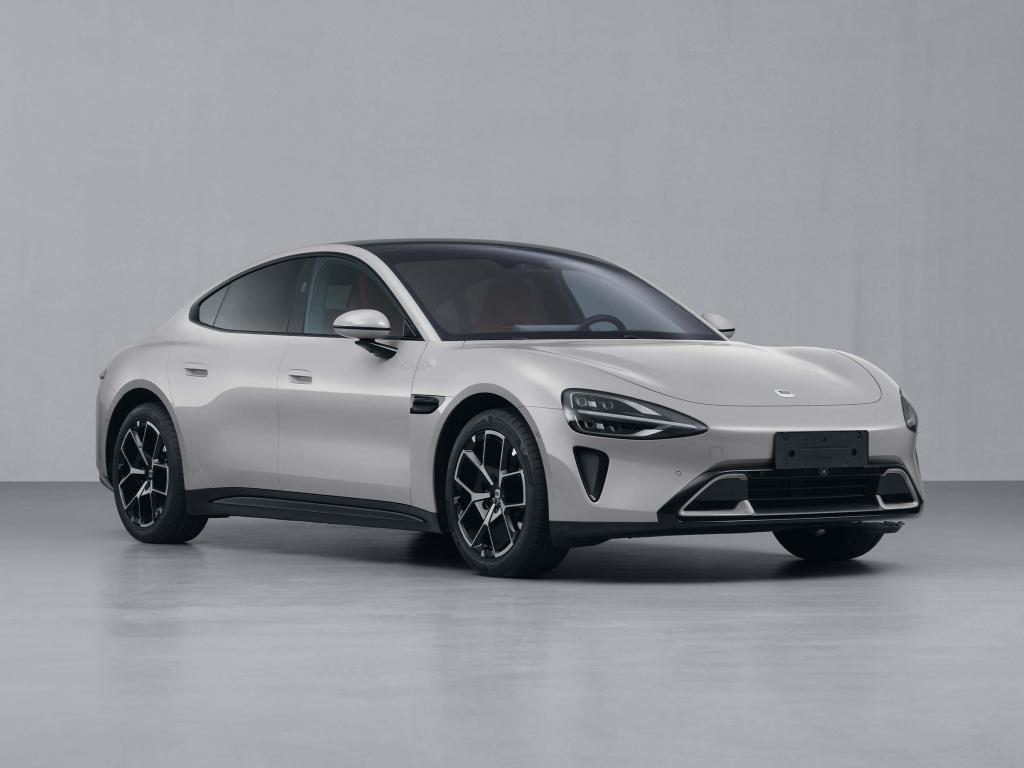 小米汽车SU7内饰曝光：方向盘设双独立按钮，可一键切换驾驶模式