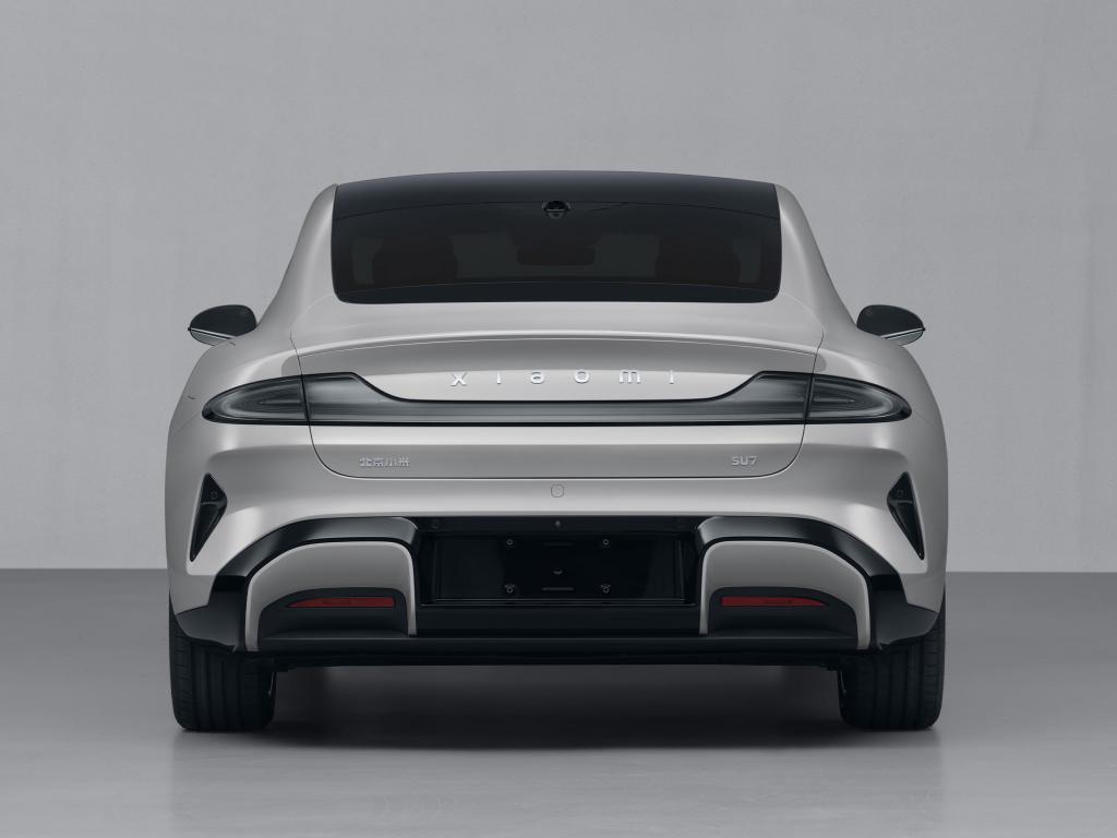 小米汽车SU7内饰曝光：方向盘设双独立按钮，可一键切换驾驶模式