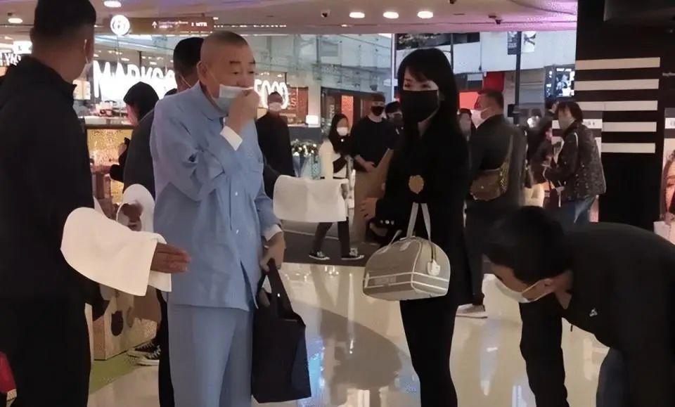 吕丽君与刘銮雄交易细节曝光，卑微到尘埃，却只换来辱骂