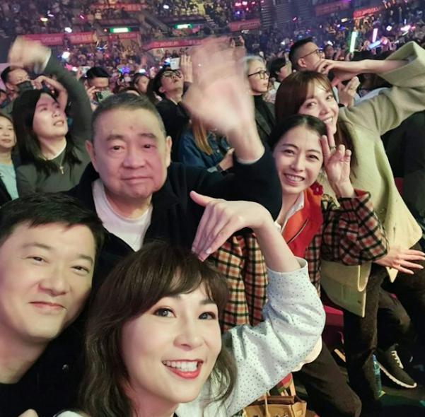 吕丽君与刘銮雄交易细节曝光，卑微到尘埃，却只换来辱骂