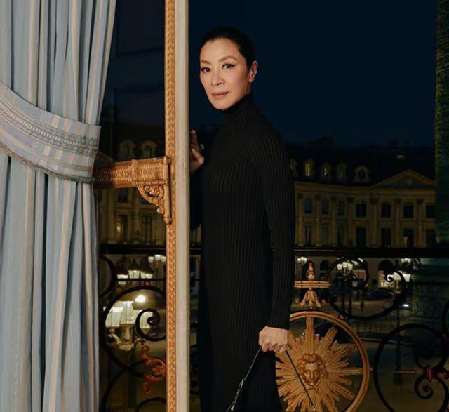 杨颖风波后露面，与辱华品牌合作登上外刊封面，暴瘦眼部凹陷