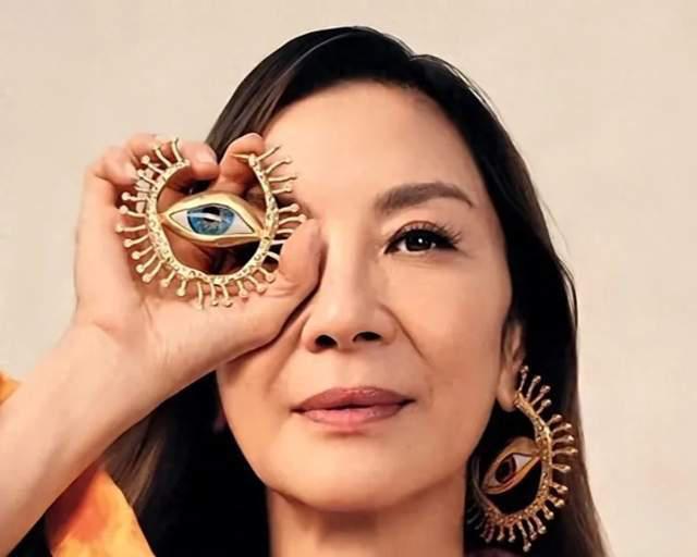 杨颖风波后露面，与辱华品牌合作登上外刊封面，暴瘦眼部凹陷