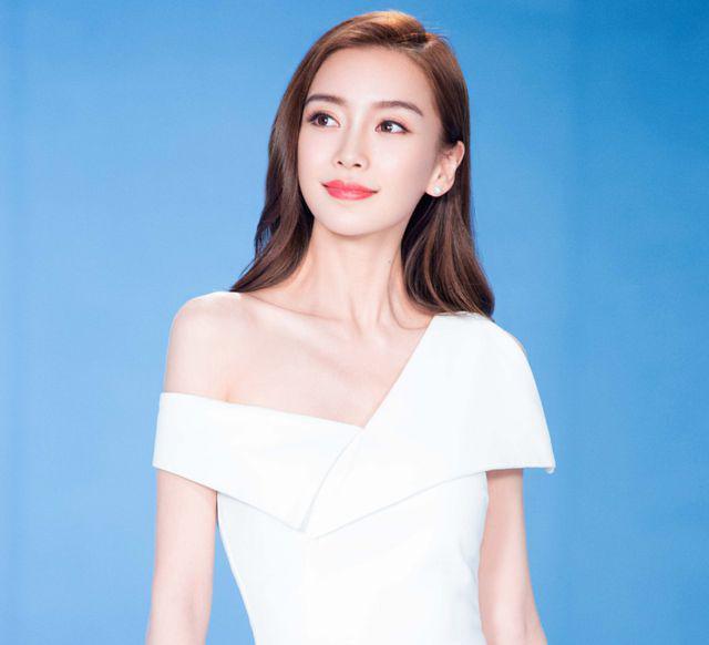 杨颖风波后露面，与辱华品牌合作登上外刊封面，暴瘦眼部凹陷