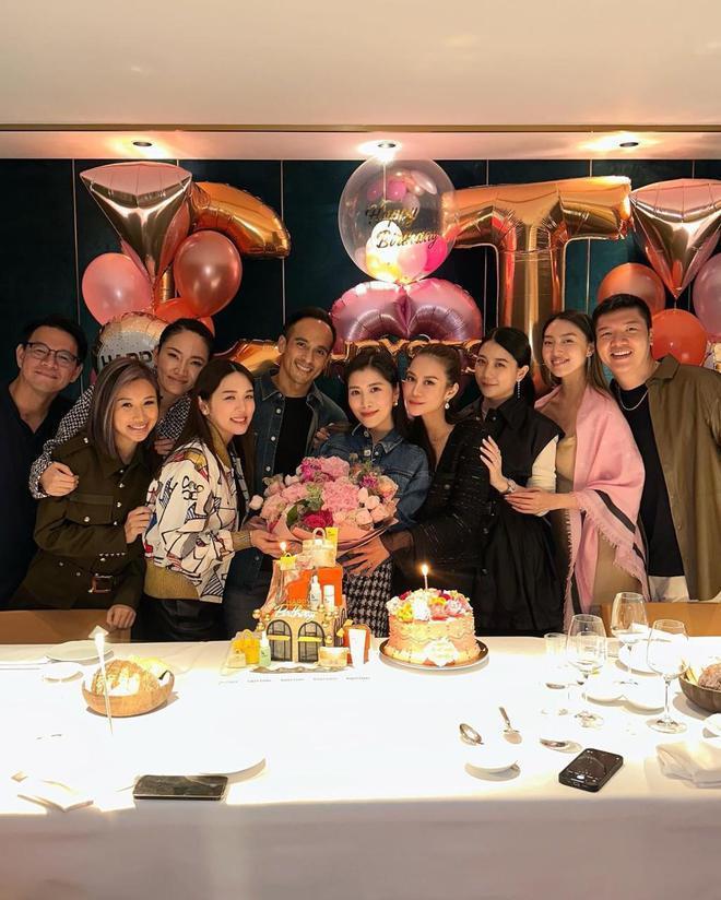 刘德华小姨子庆生！获名媛众星捧月，白松露摆满桌生活奢侈