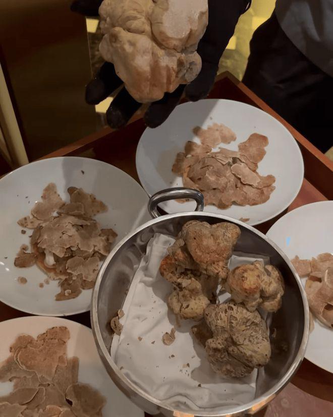 刘德华小姨子庆生！获名媛众星捧月，白松露摆满桌生活奢侈