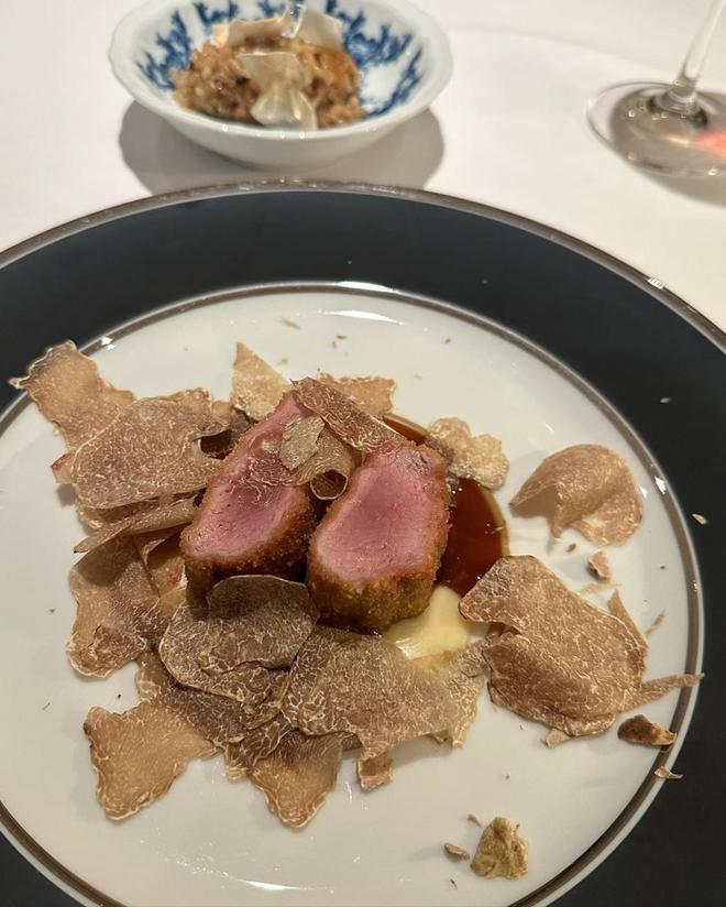 刘德华小姨子庆生！获名媛众星捧月，白松露摆满桌生活奢侈