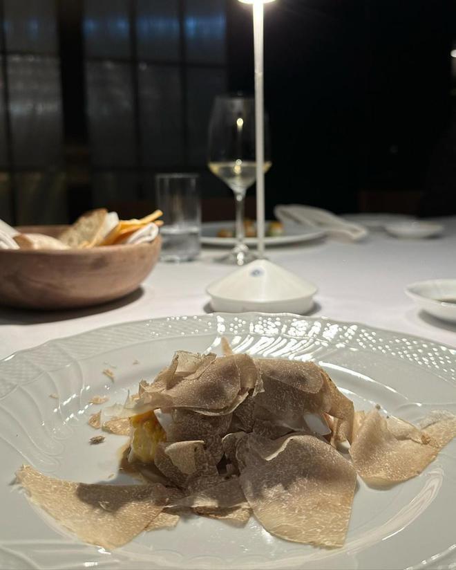 刘德华小姨子庆生！获名媛众星捧月，白松露摆满桌生活奢侈