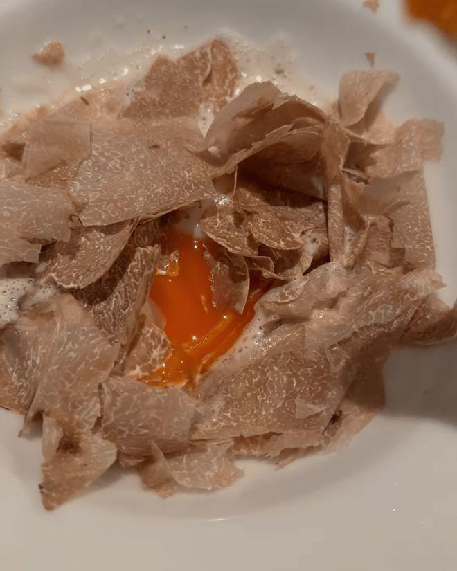 刘德华小姨子庆生！获名媛众星捧月，白松露摆满桌生活奢侈