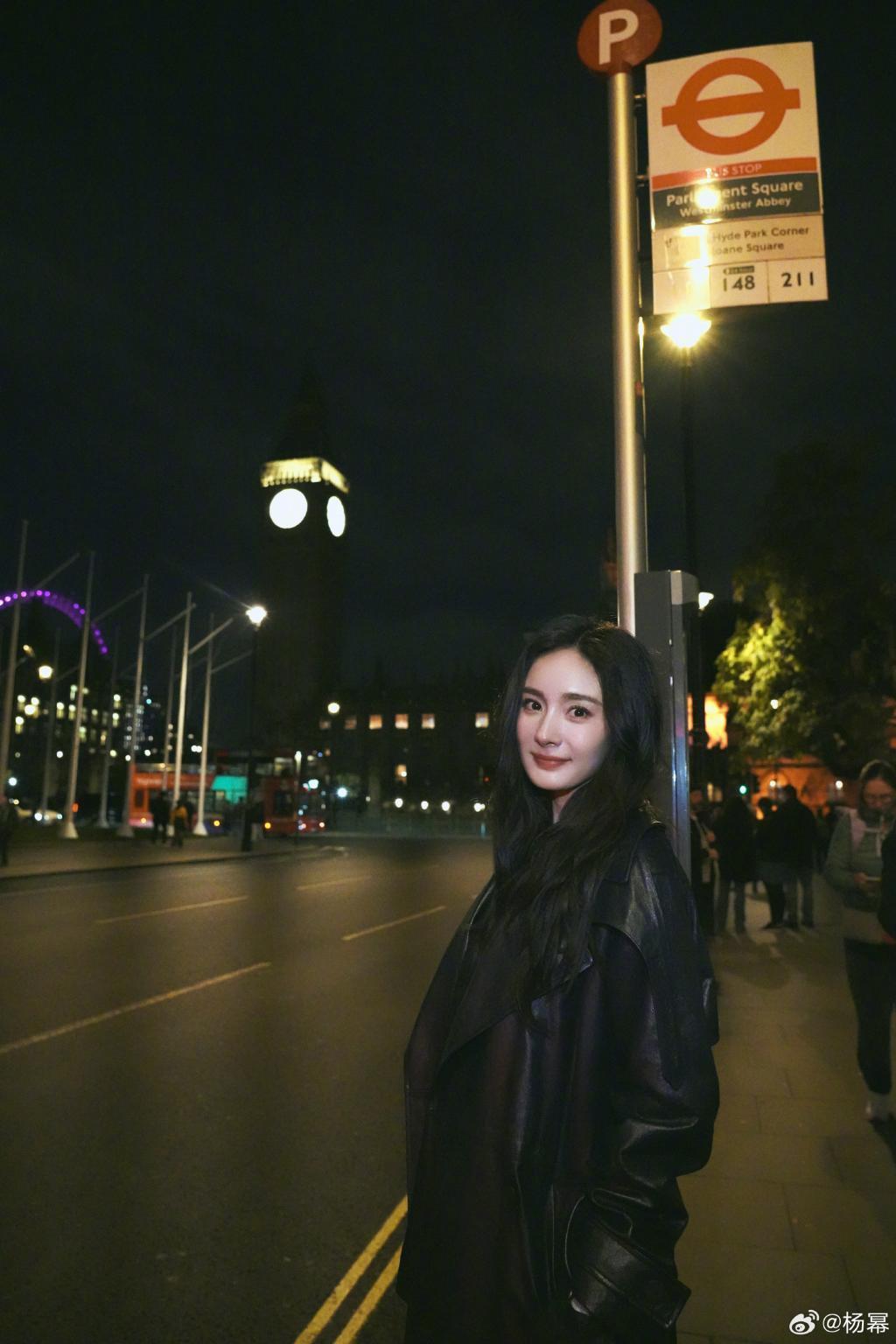 杨幂穿黑色皮衣酷飒有型 夜色中美貌发光