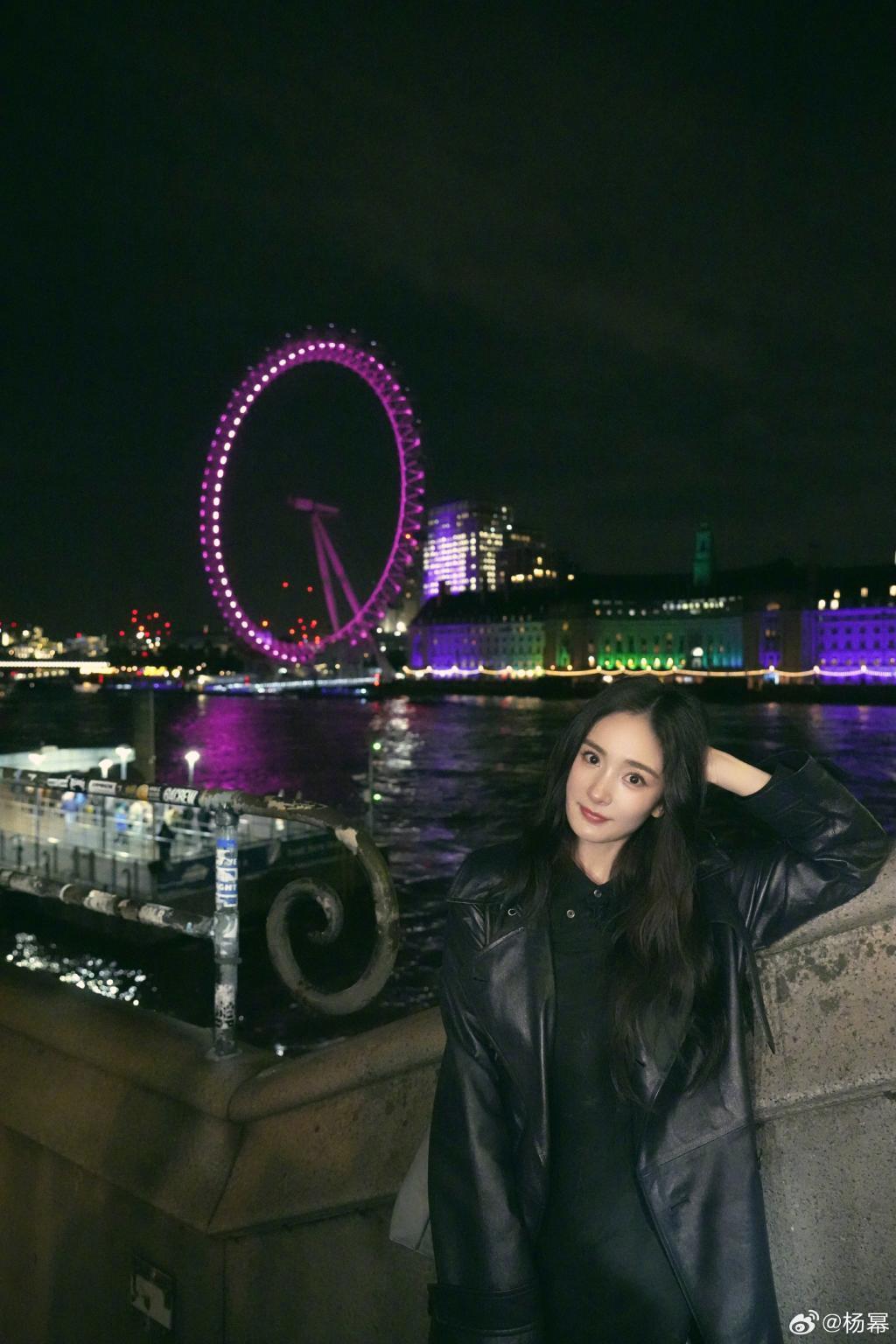 杨幂穿黑色皮衣酷飒有型 夜色中美貌发光