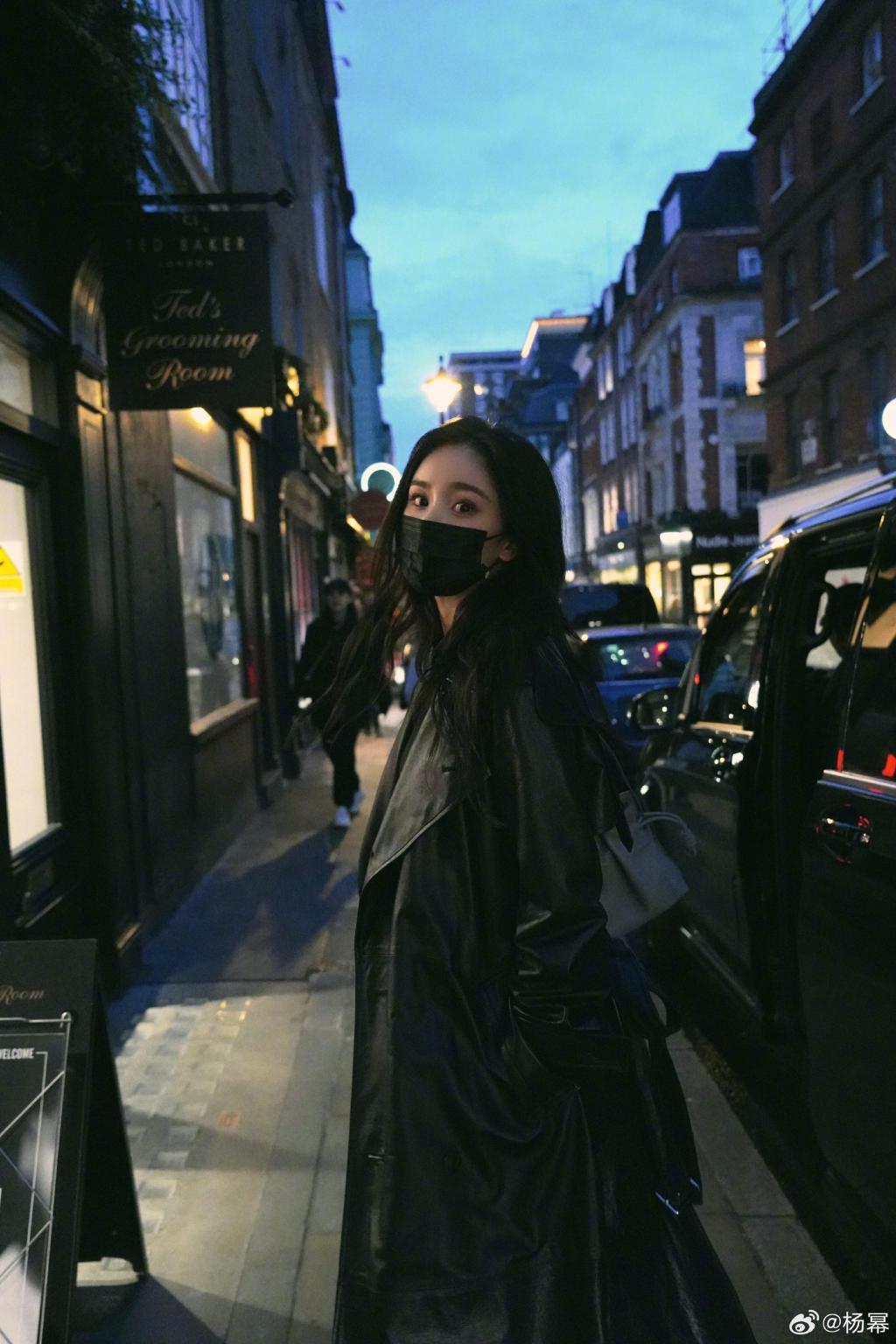 杨幂穿黑色皮衣酷飒有型 夜色中美貌发光