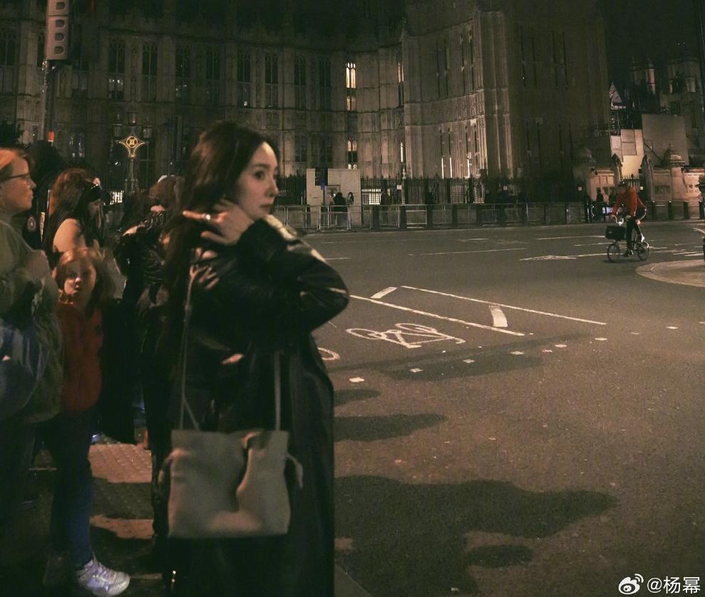 杨幂穿黑色皮衣酷飒有型 夜色中美貌发光