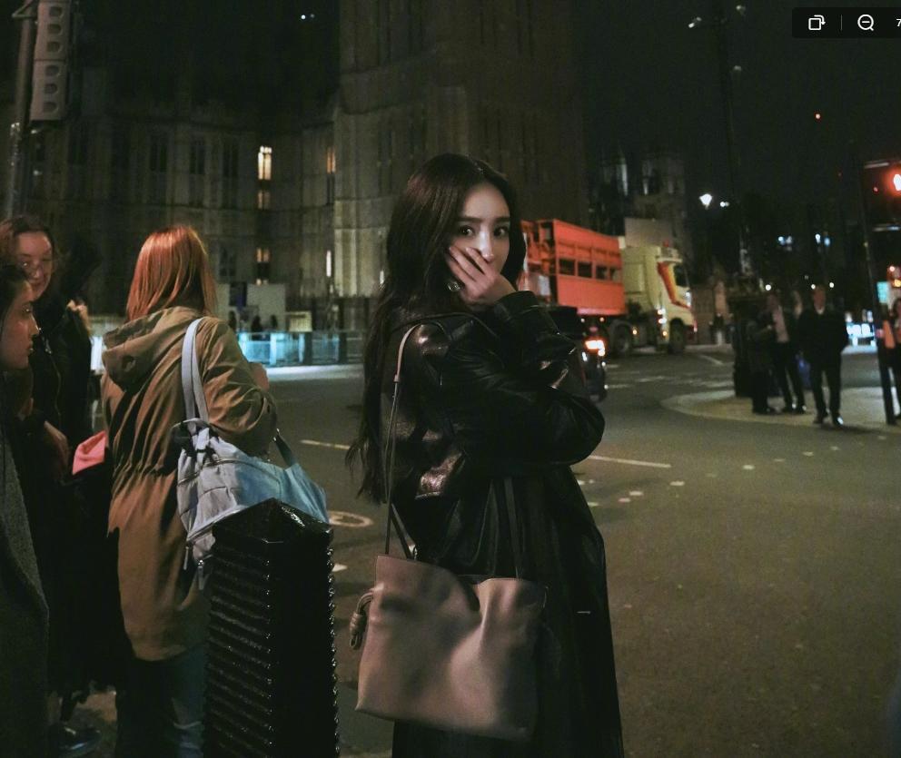 杨幂穿黑色皮衣酷飒有型 夜色中美貌发光