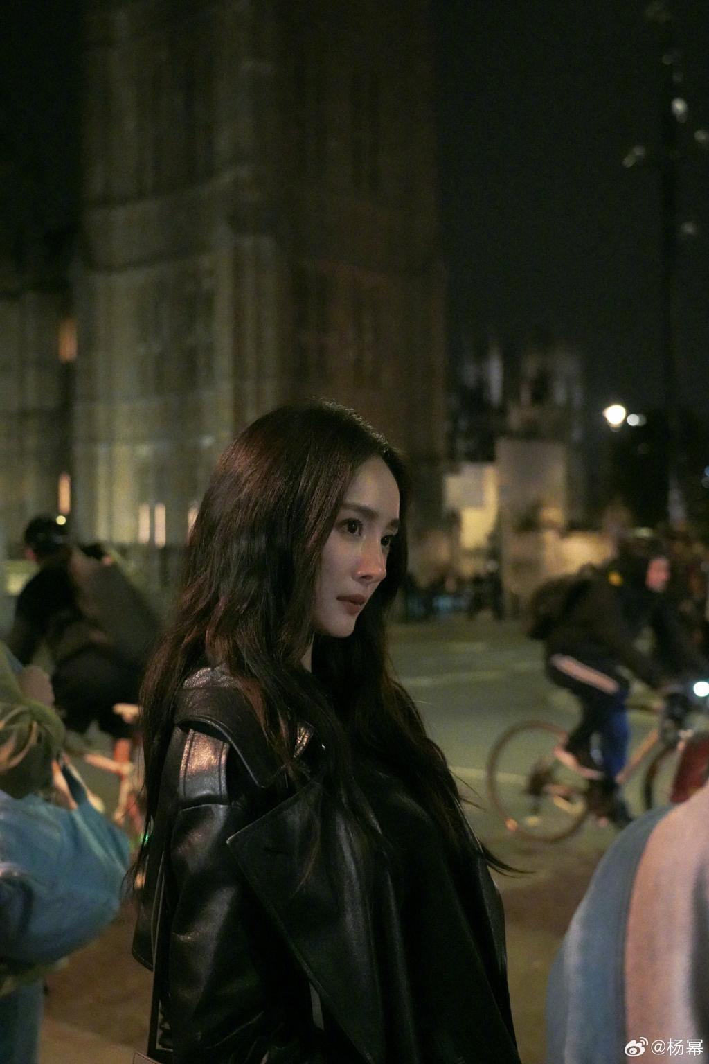 杨幂穿黑色皮衣酷飒有型 夜色中美貌发光