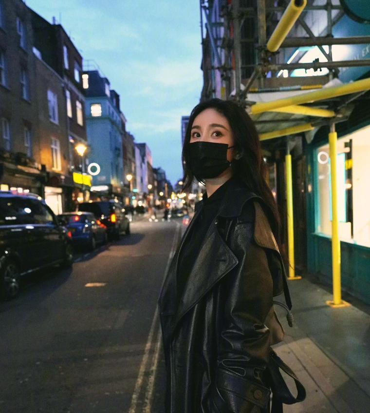 杨幂穿黑色皮衣酷飒有型 夜色中美貌发光