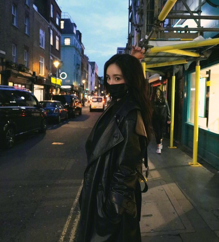 杨幂穿黑色皮衣酷飒有型 夜色中美貌发光