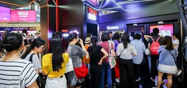 排队疯抢吸金上亿!年轻人的顶流“新欢”让迪士尼一夜失宠