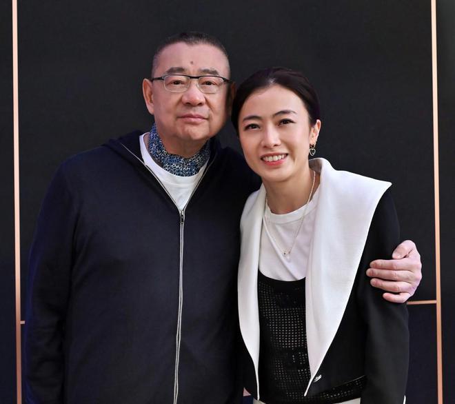 72岁刘銮雄陪老婆甘比看演唱会，面露疲态仍坚持