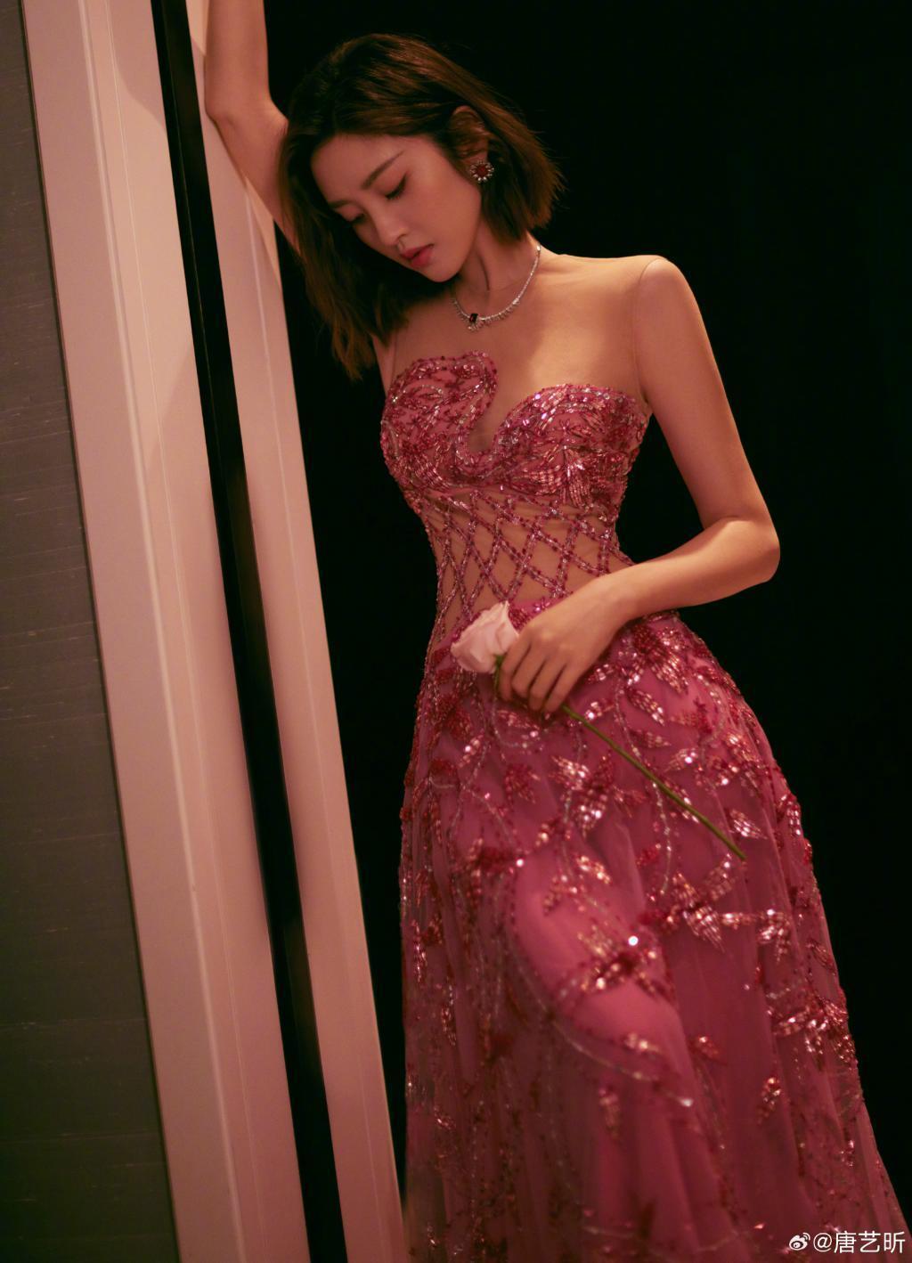 唐艺昕穿亮片粉裙身材好 手拿玫瑰美艳动人