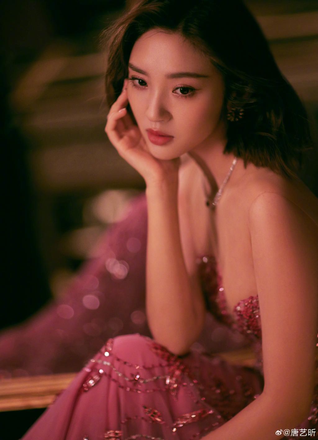 唐艺昕穿亮片粉裙身材好 手拿玫瑰美艳动人