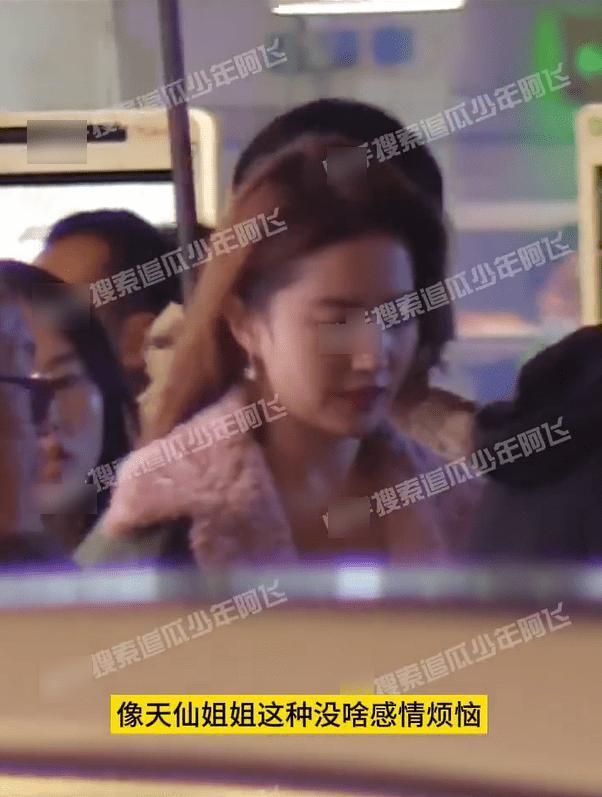 刘亦菲《玫瑰故事》路透 雨中撑伞打电话氛围感十足
